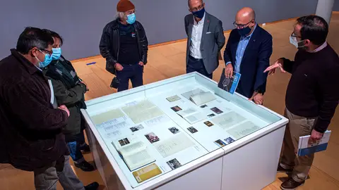 Unha exposición conmemora o 20º aniversario do pasamento de José Ángel Valente Inauguración exposición José Ángel Valente