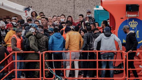 Inmigrantes llegan a bordo de una patrullera de Salvamento Mar&iacute;timo al puerto de Arguinegu&iacute;n