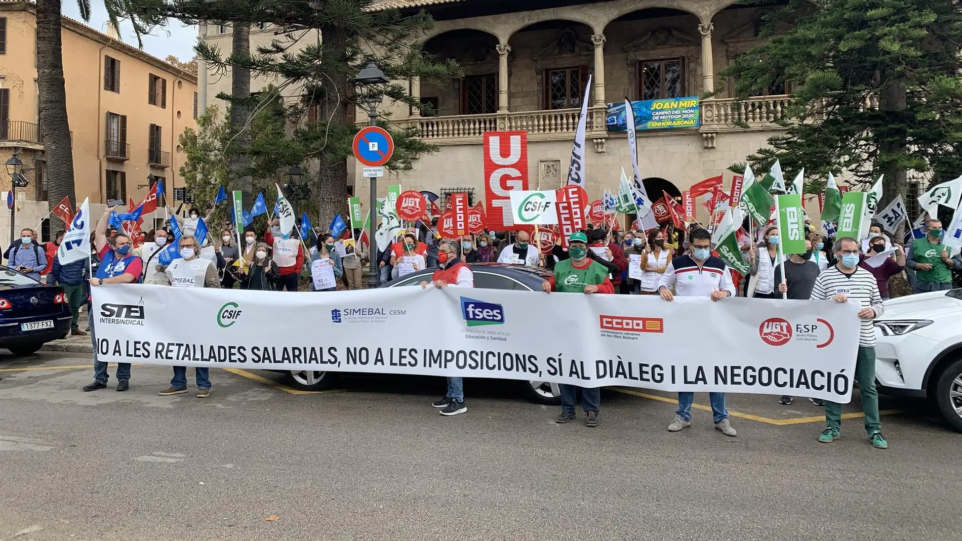 Ocho sindicatos protestan en el Consolat para frenar los recortes salariales a funcionarios