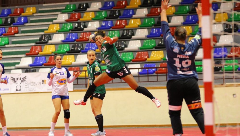Joana Bolling se dispone a lanzar a portería, ante la mirada de su compañera Katia Zhukova y de la ex del Elche Ana González.