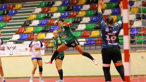 Joana Bolling se dispone a lanzar a portería, ante la mirada de su compañera Katia Zhukova y de la ex del Elche Ana González. BALONMANO