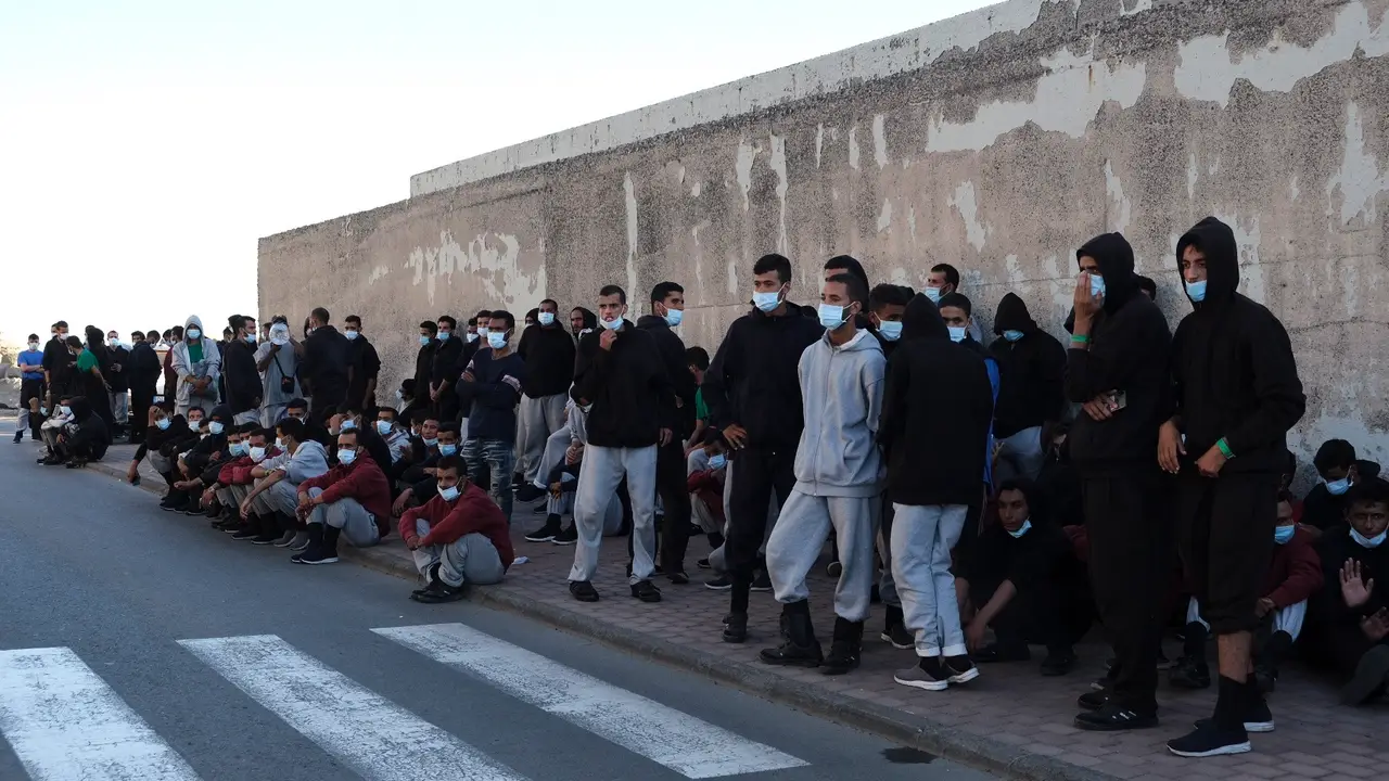 La Delegación del Gobierno en Canarias libera a más de 200 migrantes del puerto de Arguineguín La Delegación del Gobierno en Canarias libera a más de 200 migrantes del puerto de Arguineguín