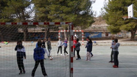 Nens jugant al pati d'una escola