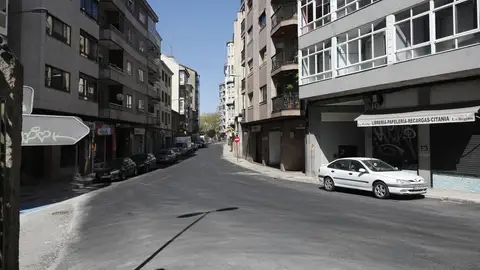 O Concello licita 2,2 millóns en obras de mellora de rúas en barrios da cidade e no perímetro rural Obras de asfaltado nunha beirarúa de Ourense