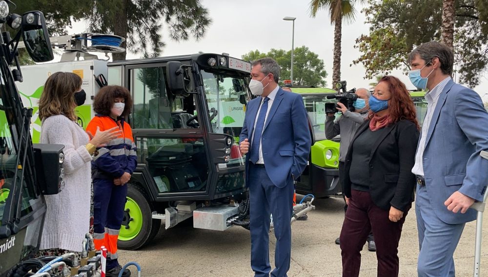 Lipasam adquiere 15 nuevas baldeadoras y refuerza los planes de desinfección con una media de 250.000 litros al día Lipasam adquiere 15 nuevas baldeadoras y refuerza los planes de desinfección con una media de 250.000 litros al día