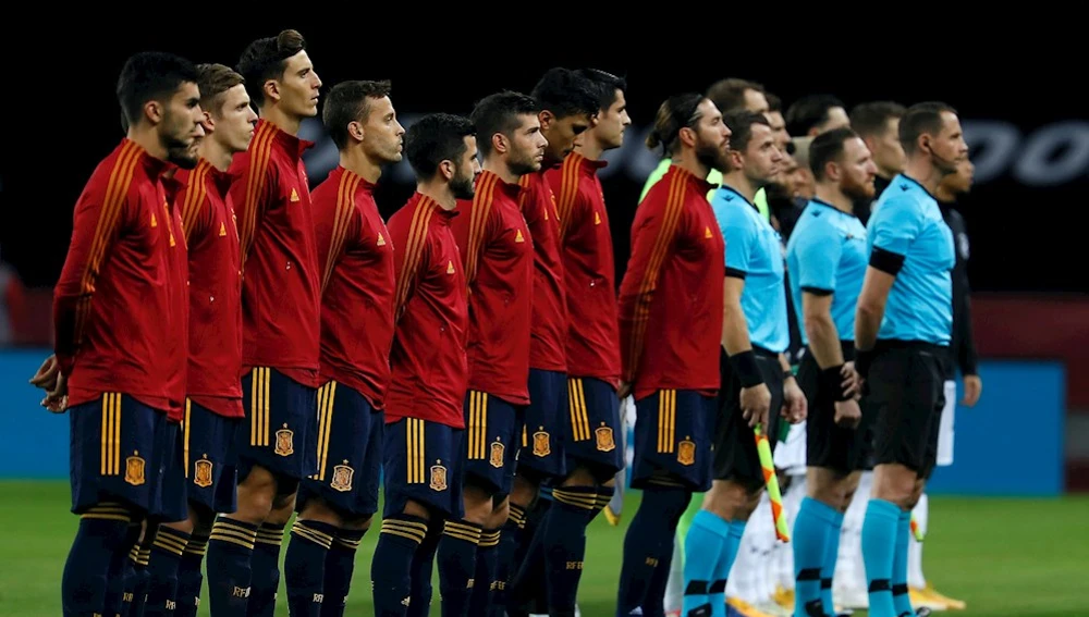 Los jugadores de la Selección española durante la ceremonia de los himnos