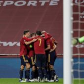 Los jugadores de la Selección española celebran un gol