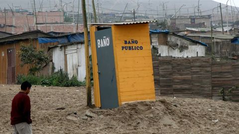 Ba&ntilde;o p&uacute;blico en un barrio de la ciudad de Panacutec , Per&uacute;