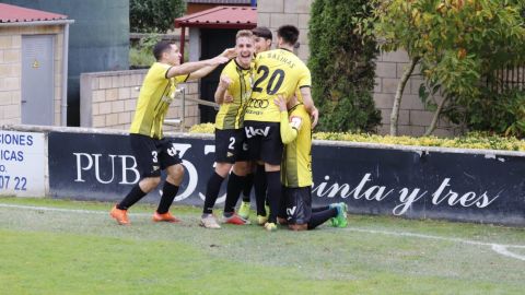 Celebraci&oacute;n gol de Mario Musy con el Portugalete