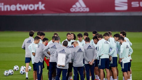 Los jugadores de la Selecci&oacute;n espa&ntilde;ola atienden a la charla de Luis Enrique