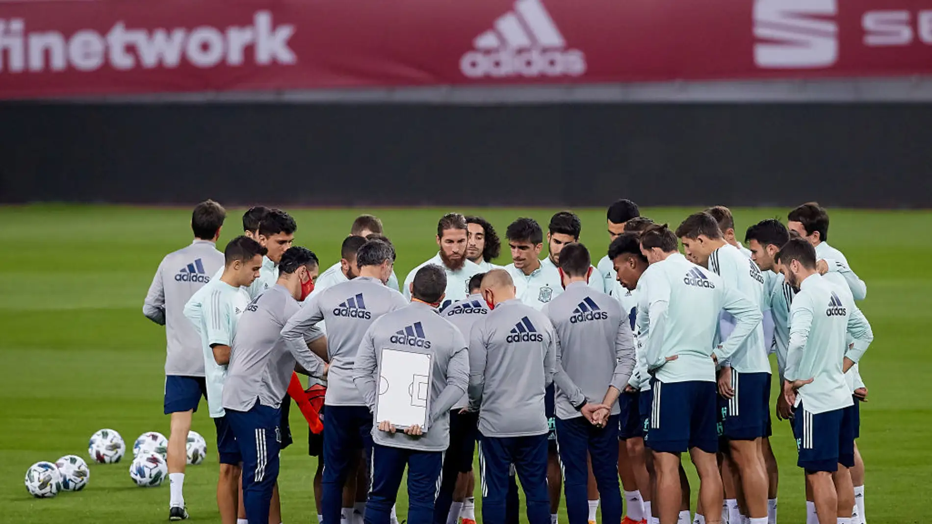 Los jugadores de la Selección española atienden a la charla de Luis Enrique