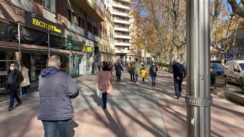 Gente paseando paseo de Zorrilla