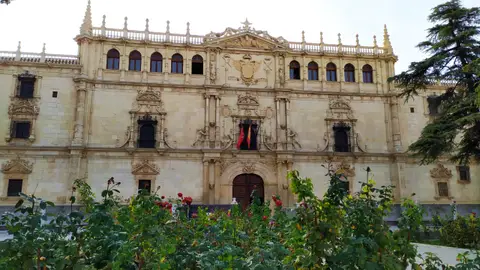Fachada Universidad Cisneriana Alcalá de Henares Fachada Universidad Cisneriana Alcalá de Henares