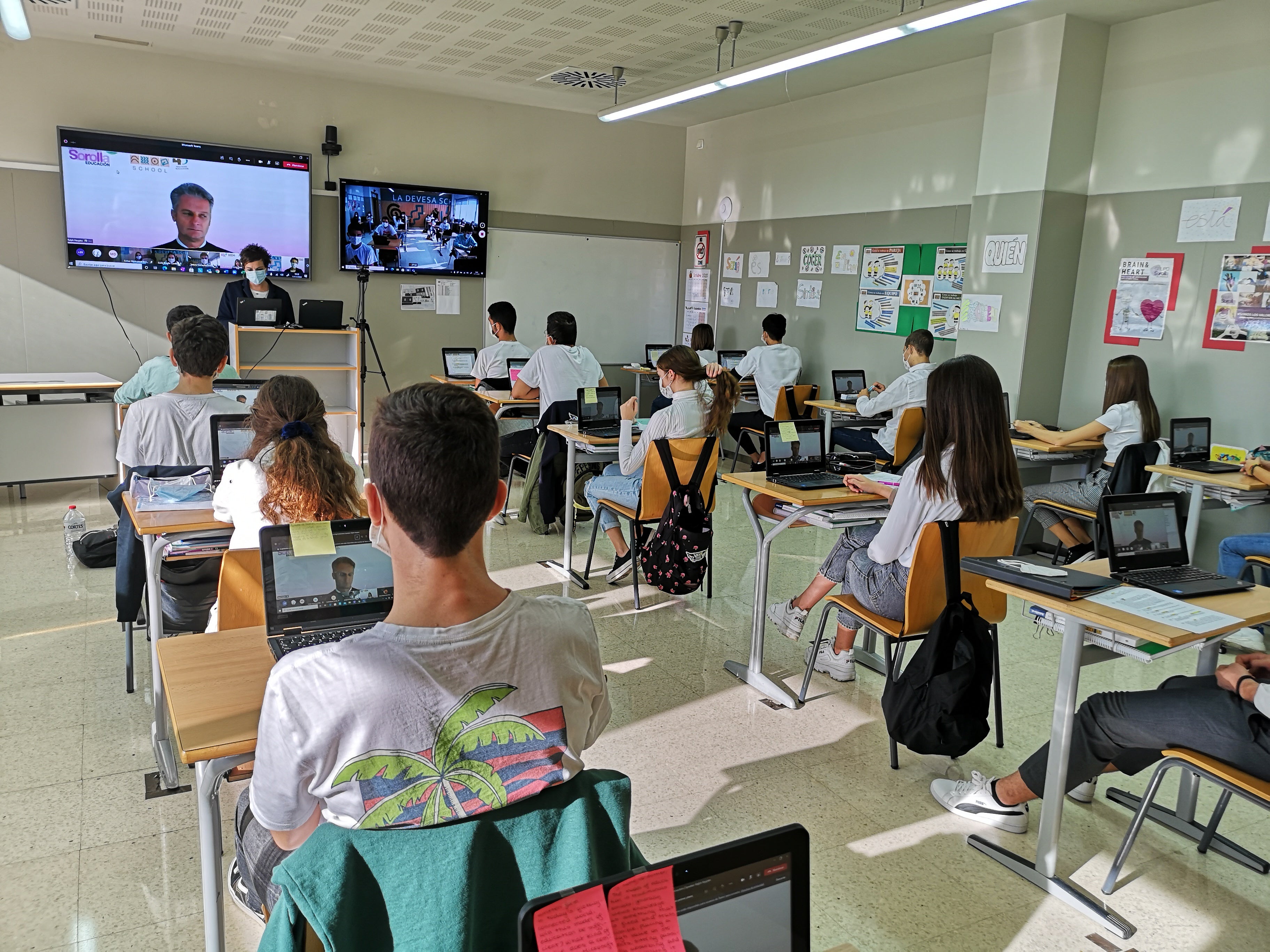 Alumnos de La Devesa English School participan en un encuentro digital con el responsable de educación de Microsoft Europa Alumnos de La Devesa English School participan en un encuentro digital con el responsable de educación de Microsoft Europa