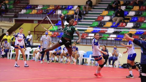 Lysa Tchapchet, jugadroa del Club Balonmano Elche.