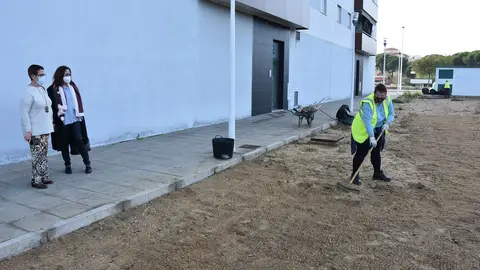 Trabajos con los jardines de la urbanización Alcalde Cayetano Hernández del Campo Trabajos con los jardines de la urbanización Alcalde Cayetano Hernández del Campo