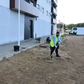Trabajos con los jardines de la urbanización Alcalde Cayetano Hernández del Campo Trabajos con los jardines de la urbanización Alcalde Cayetano Hernández del Campo