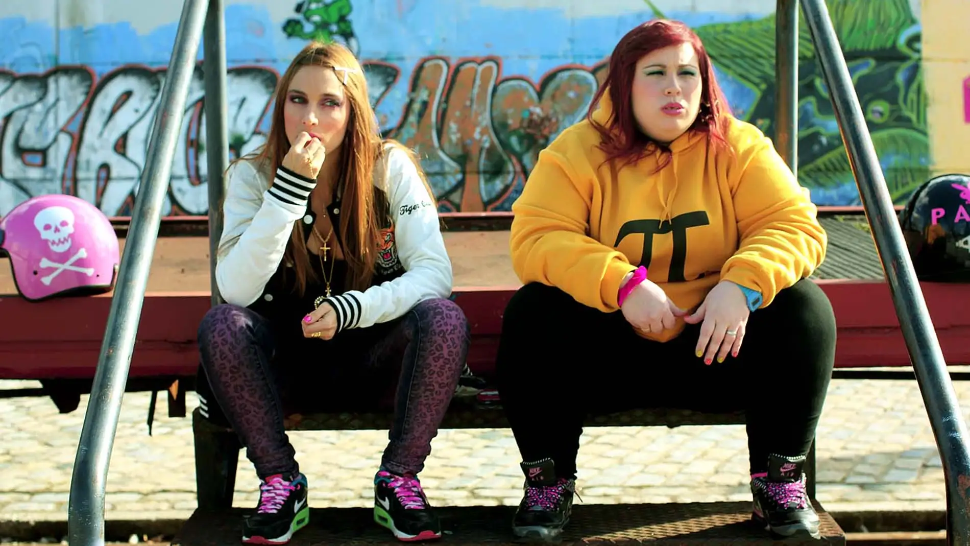 Las actrices Saida Benzal y Marta Martín, en un fotograma del cortometraje 'Pipas', de Manuela Burló Moreno