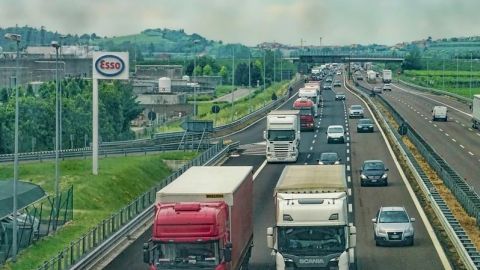 Camiones camuflados en la carretera