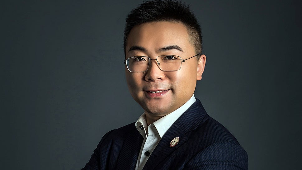 El nuevo presidente del Granada CF, Rentao Yi y su equipo, asumen todos los poderes del club y ejercen desde Barcelona. Onda Deportiva Granada 18/11/2020 El nuevo presidente del Granada CF, Rentao Yi y su equipo, asumen todos los poderes del club y ejercen desde Barcelona. Onda Deportiva Granada 18/11/2020