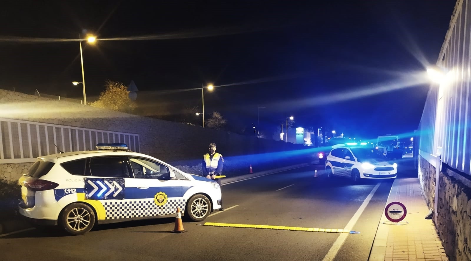 Detenido un hombre que portaba un cuchillo de grandes dimensiones y sobre el que pesa una prohibición de portar armas Detenido un hombre que portaba un cuchillo de grandes dimensiones y sobre el que pesa una prohibición de portar armas
