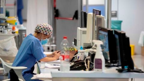 Una enfermera de la UCI en el Hospital Reina Sof&iacute;a de Murcia.