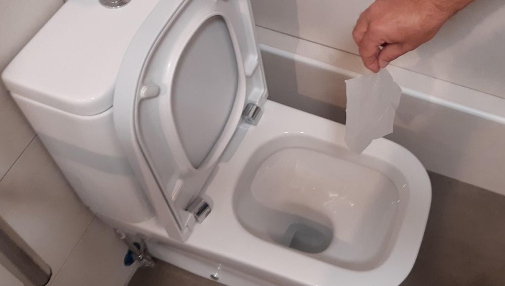 Un mal gesto que obstruye las alcantarillas