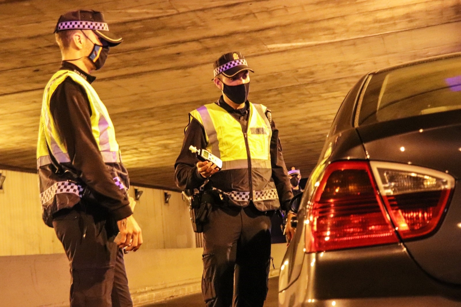 La Policía Local impone diecisiete denuncias por incumplimientos del toque de queda La Policía Local impone diecisiete denuncias por incumplimientos del toque de queda