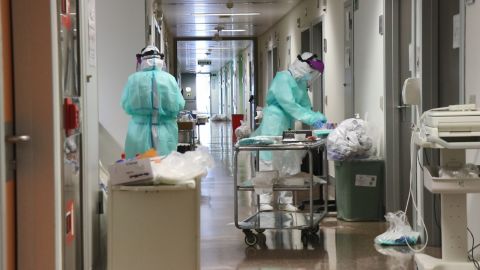 Sanitarios con equipos de protecci&oacute;n