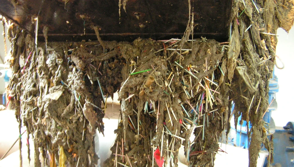 Madejas de residuos textiles que atascan las redes de saneamiento