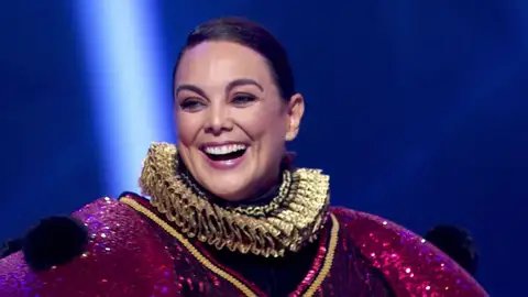 Mónica Carrillo tras sorprender en Mask Singer: Matías Prats me ha dicho que la madre que me parió" Mónica Carrillo tras sorprender en Mask Singer: Matías Prats me ha dicho que la madre que me parió"