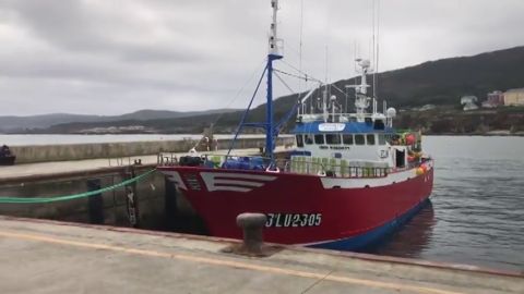 Trasladan al hospital a un marinero con coronavirus aislado con otros 16 en un barco en Burela