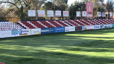 Colocaci&oacute;n de asientos del estadio Vicente Calder&oacute;n en el campo de la RSDA Alcal&aacute;