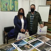 La ganadora con las fotografías seleccionadas La ganadora con las fotografías seleccionadas