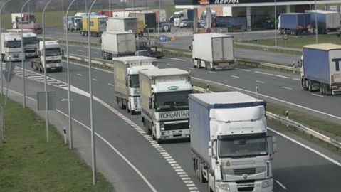 Los empresarios del transporte mantienen por ahora las movilizaciones Los empresarios del transporte mantienen por ahora las movilizaciones