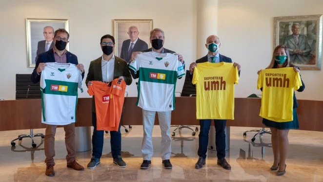 Juan José López Espín, Raúl Reina, Juan José Ruiz, Joaquín Buitrago y Patricia Rodríguez, en la firma del acuerdo entre la UMH y el Elche CF. UMH y ELCHE CF
