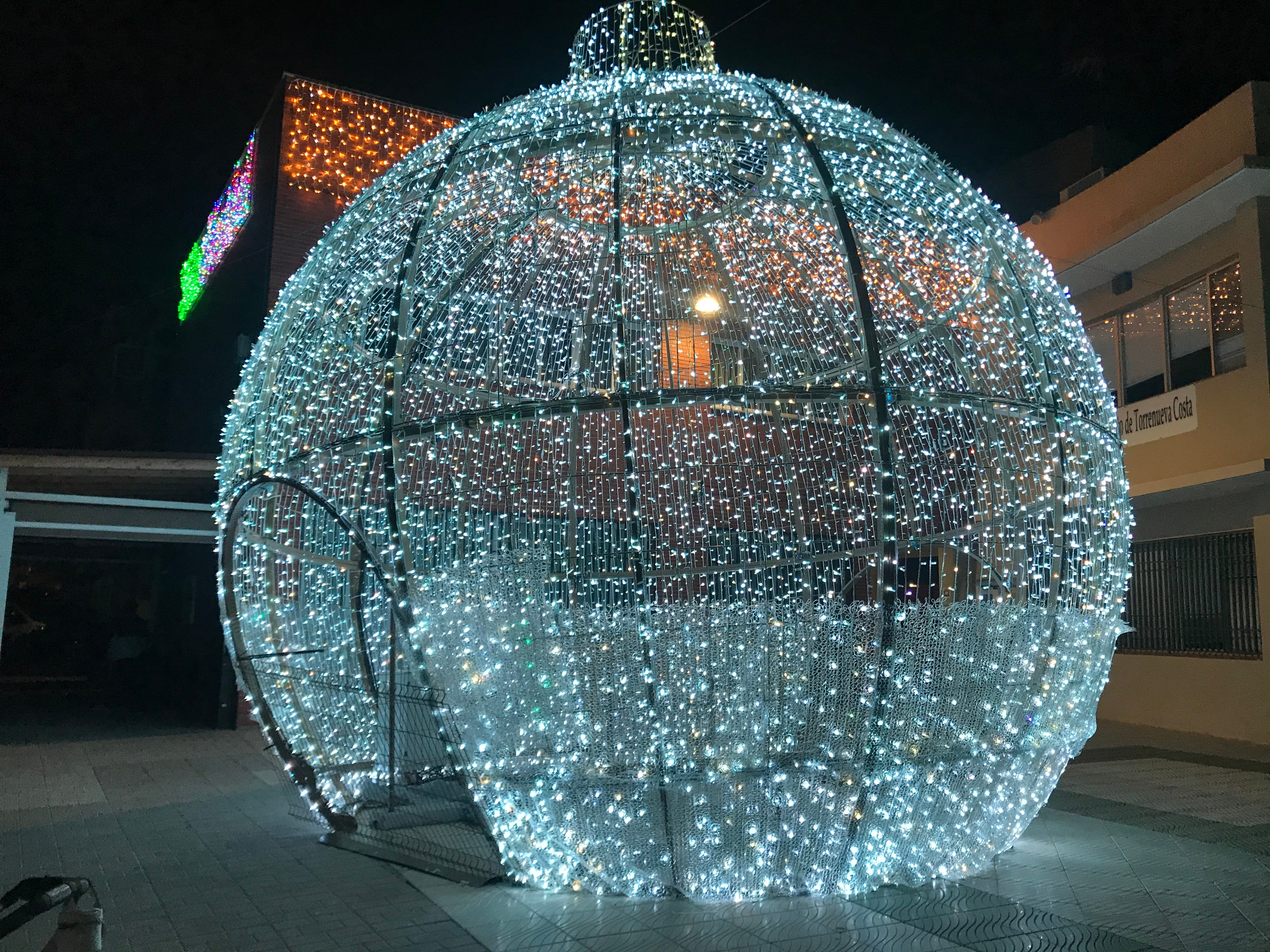 Una Bola de 10 metros preside la iluminación de Torrenueva Costa Una Bola de 10 metros preside la iluminación de Torrenueva Costa