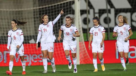 Las jugadoras de la selecci&oacute;n espa&ntilde;ola celebran un gol ante Moldavia.
