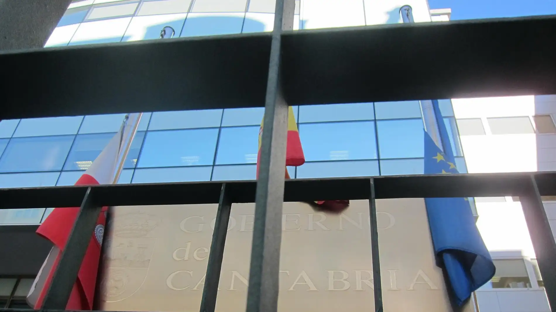 Banderas en la sede del Gobierno de Cantabria