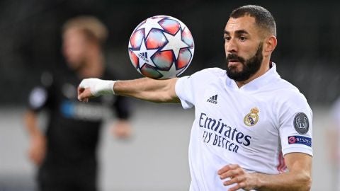 Karim Benzema controla el bal&oacute;n en el partido del Real Madrid.