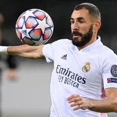 Karim Benzema controla el balón en el partido del Real Madrid. Karim Benzema controla el balón en el partido del Real Madrid.
