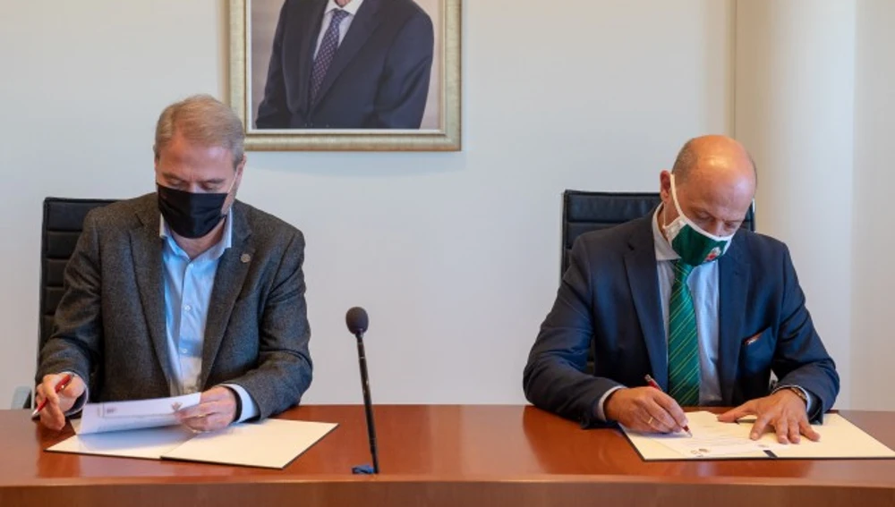 El rector de la UMH, Juan José Ruiz, y el presidente del Elche CF, Joaquín Buitrago, en la firma del acuerdo de colaboración entre ambas entidades.