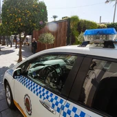 La Policía Local interviene en una reunión de 30 personas en un bloque de la barriada de San Lázaro. La Policía Local interviene en una reunión de 30 personas en un bloque de la barriada de San Lázaro.