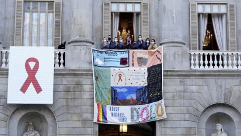 La fa&ccedil;ana de l&rsquo;ajuntament de Barcelona, amb el tap&iacute;s memorial de la sida.