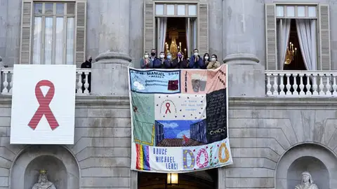 La façana de l’ajuntament de Barcelona, amb el tapís memorial de la sida. La façana de l’ajuntament de Barcelona, amb el tapís memorial de la sida.