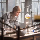 La actriz Rosamund Pike, caracterizada como Marie Curie en el set de rodaje de la película 'Madame Curie'