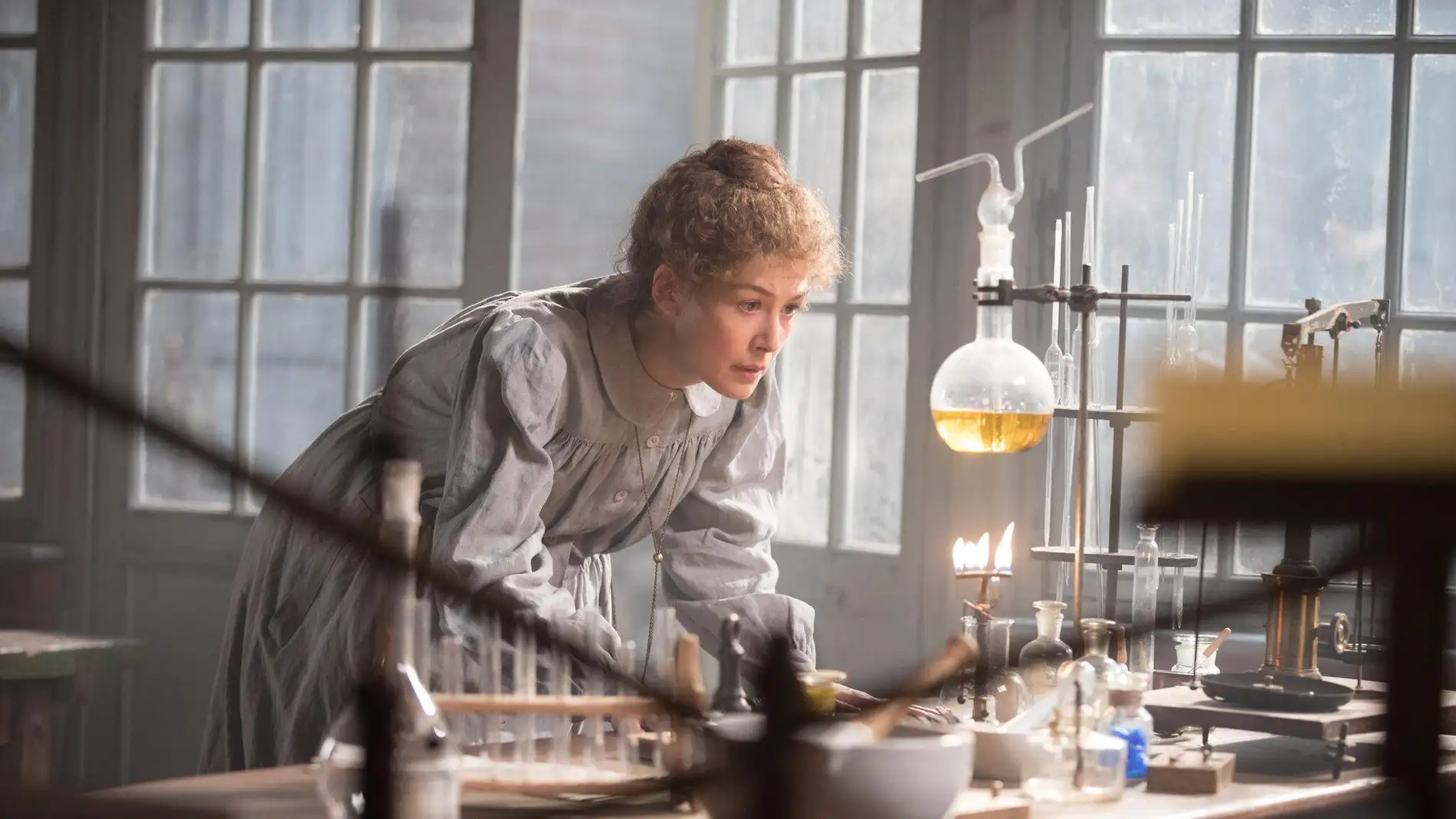 La actriz Rosamund Pike, caracterizada como Marie Curie en el set de rodaje de la película 'Madame Curie'