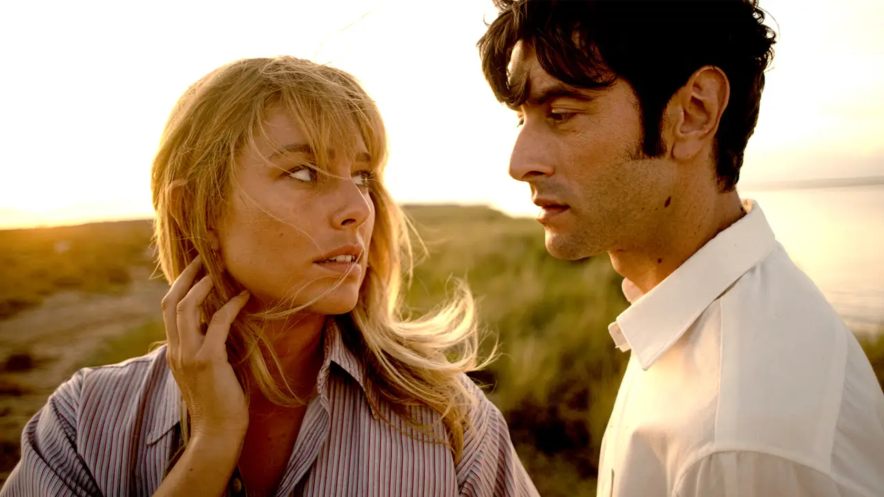 Los actores Blanca Suárez y Javier Rey, en una imagen promocional de 'El verano que vivimos' Los actores Blanca Suárez y Javier Rey, en una imagen promocional de 'El verano que vivimos'
