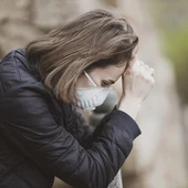 Una mujer con mascarilla sufre un ataque de ansiedad Una mujer con mascarilla sufre un ataque de ansiedad