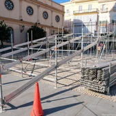 El Ayuntamiento inicia el montaje de la pista de hielo en la plaza San Antonio El Ayuntamiento inicia el montaje de la pista de hielo en la plaza San Antonio